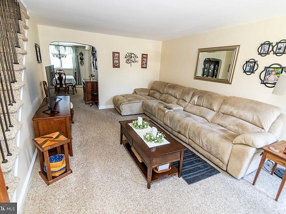 3rd image of 1051 Tremont Dr