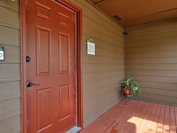 Inviting covered front porch.>