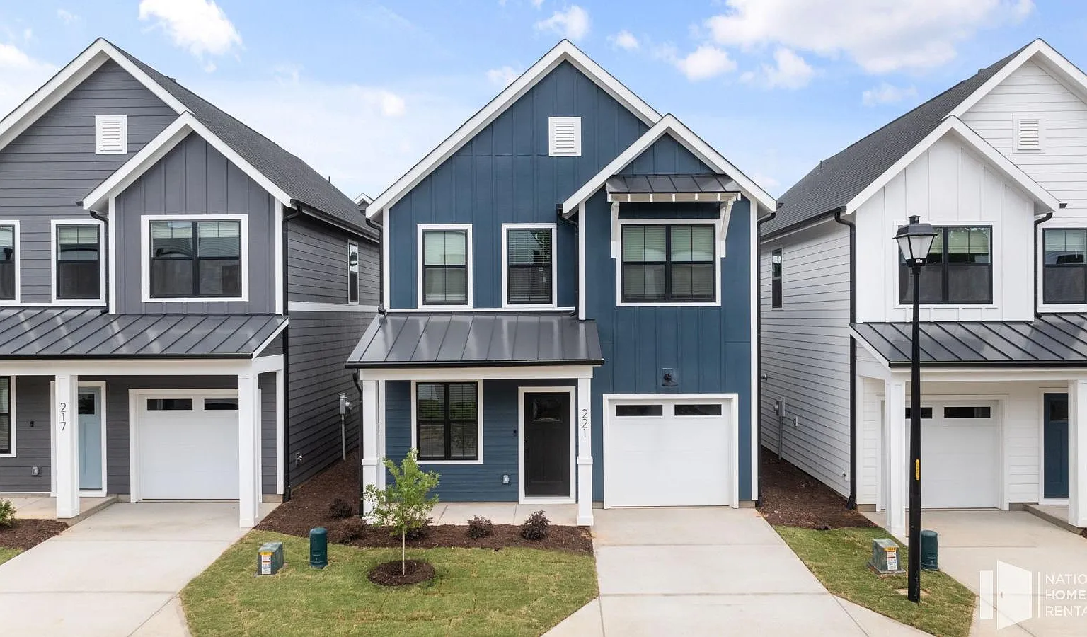 3 bed, 2.5 bath, 1585 sqft, $3,158 — Photo 2