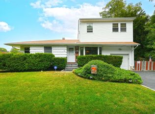 71 Parkway Dr N, Commack, NY 11725