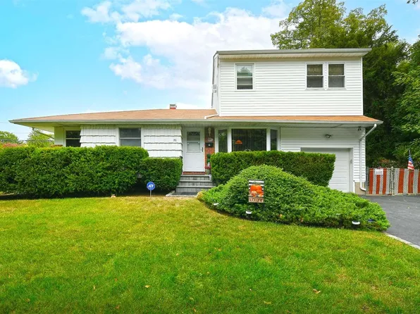 71 Parkway Drive N, Commack, NY 11725
