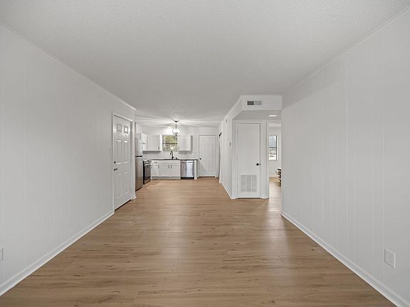 4th image of 100 Ravenwood Dr APT D
