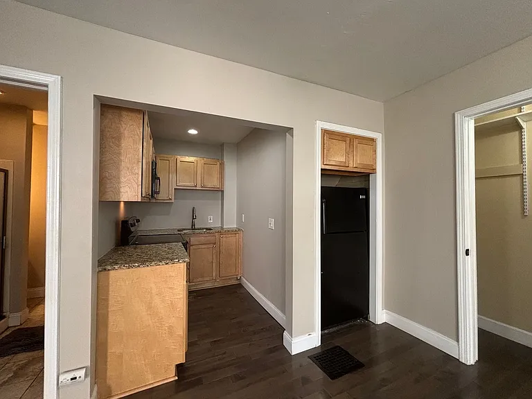 334 University Ave — Photo 12