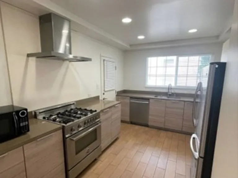 1111 S Cochran Ave — Photo 5