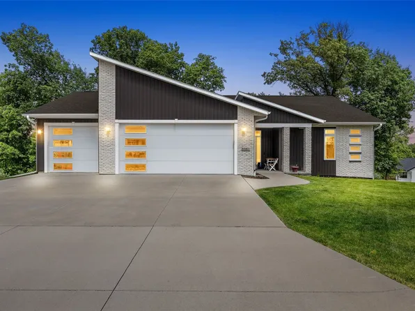 3061 Dell Ridge Ln, Hiawatha, IA 52233