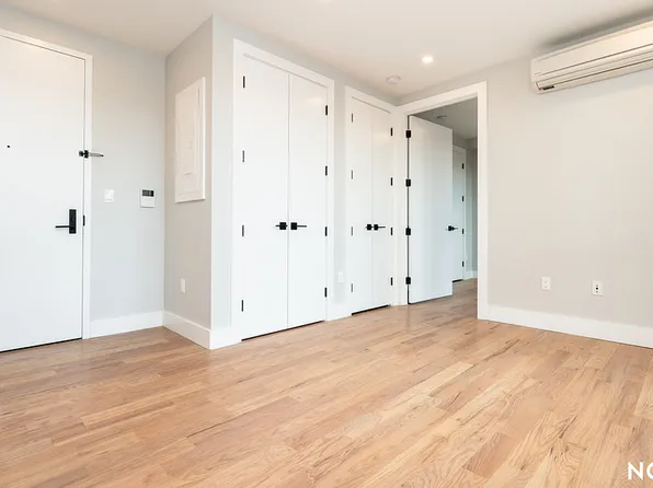 31-61 Vernon Boulevard image 5 of 72