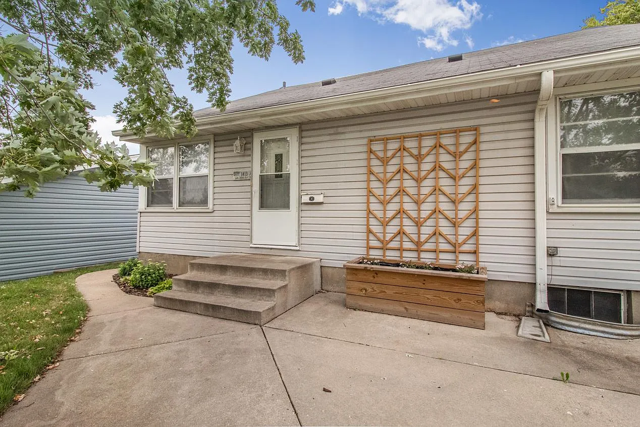 1413 Lake St NE — Photo 2