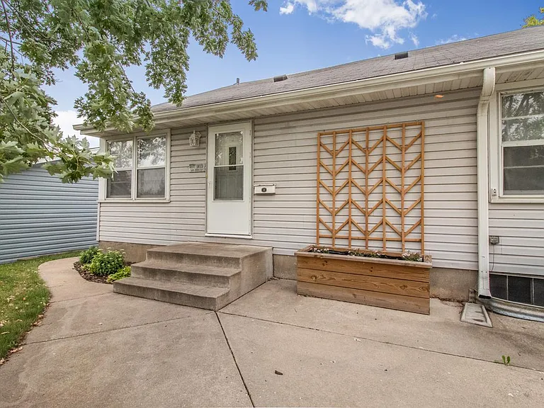 1413 Lake St NE — Photo 2