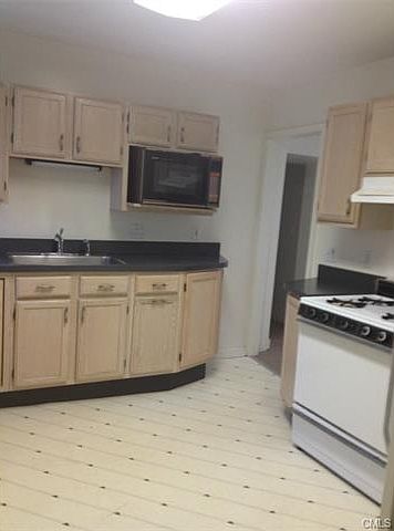 2nd image of 25 Old Stratfield Rd