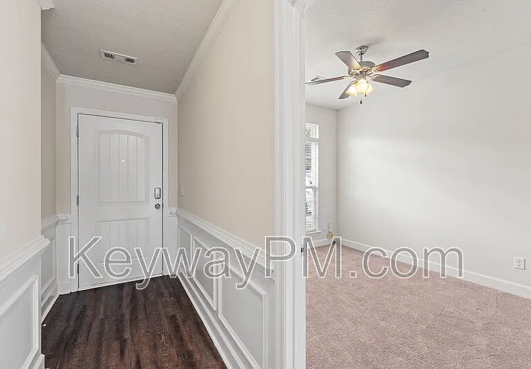 801 Trailside Ct — Photo 2