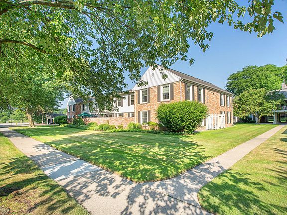 4th image of 2534 Village Dr SE