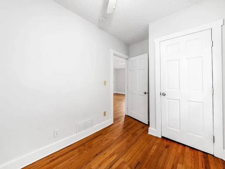 1378 1/2 Indianola Ave — Photo 12