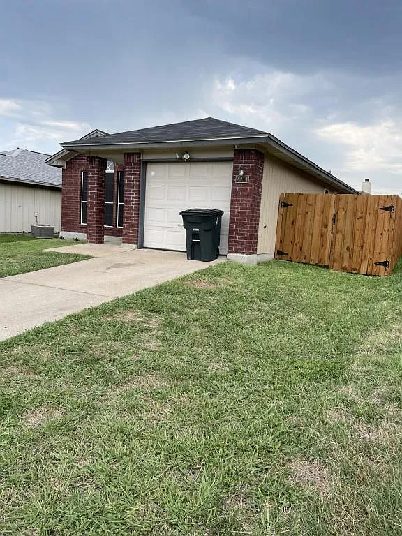 Building Photo - 2211 Garrett Dr