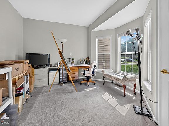 5th image of 705 Elaine Dr