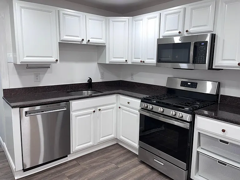 286 Leverington Ave — Photo 4