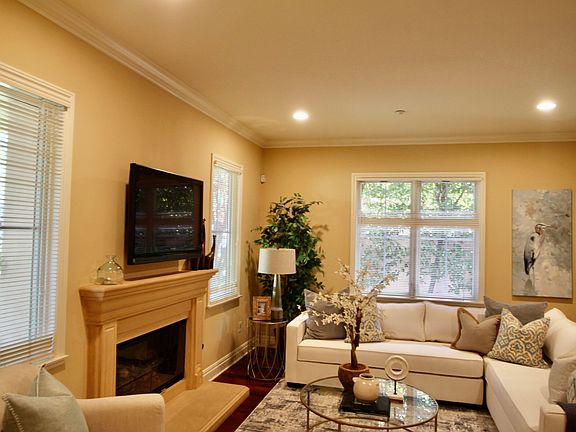2nd image of 638 W Sierra Madre Blvd Unit A