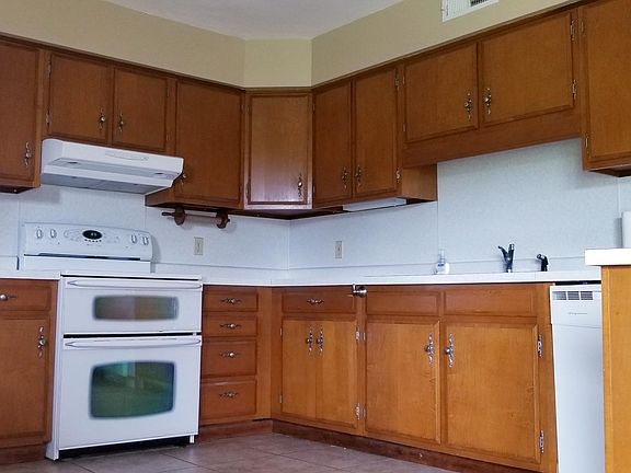 Kitchen with double oven, lots of cabinets & space