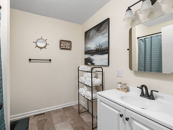 4th image of 270 Neil Dr