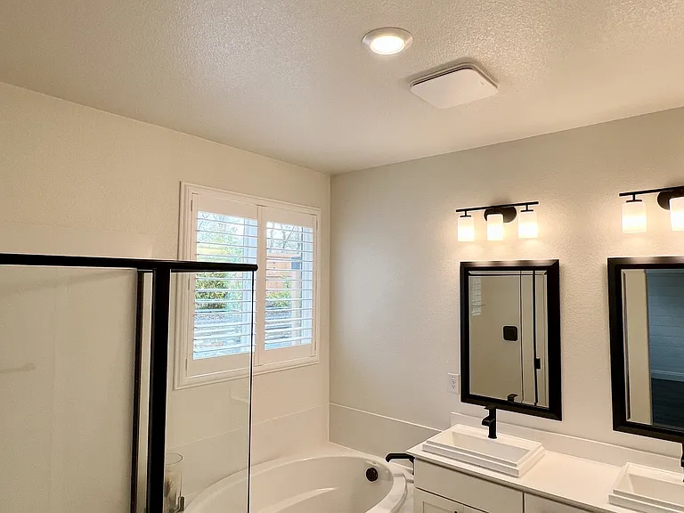 4216 Whitethorn Dr — Photo 21