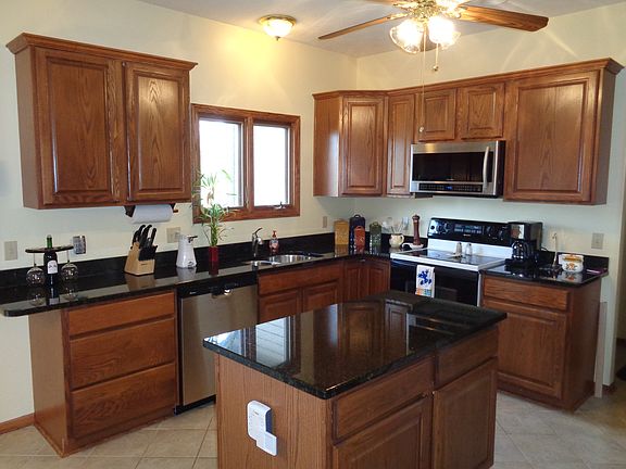 Kitchen w/ Granite Counters!
