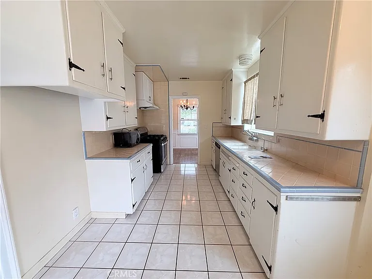 952 Balboa Dr — Photo 6