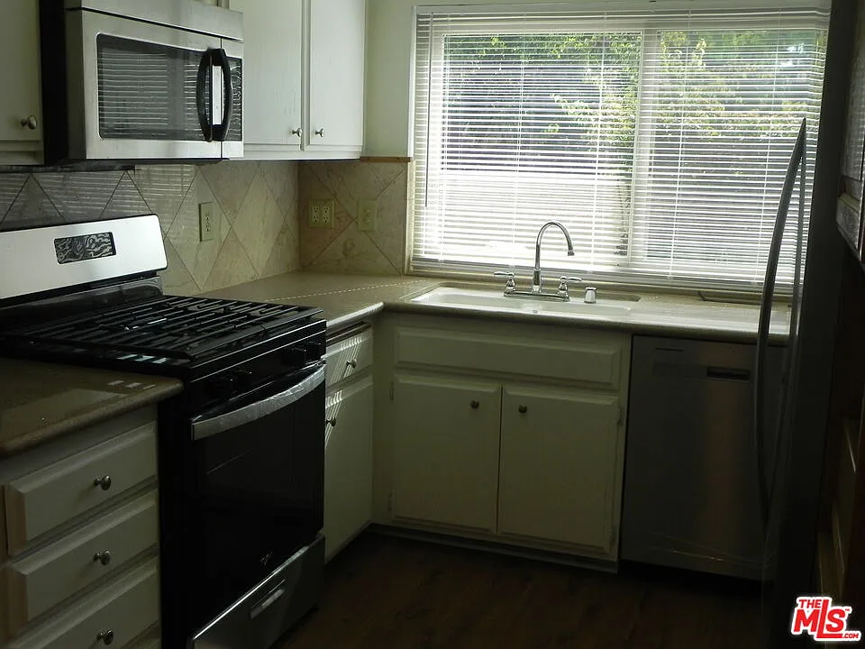 3 bed, 2.0 bath, 1228 sqft, $2,600 — Photo 2