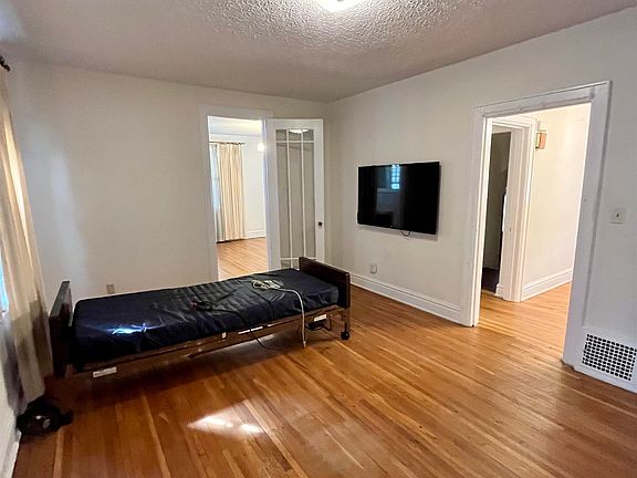 4th image of 1140 10th Ave