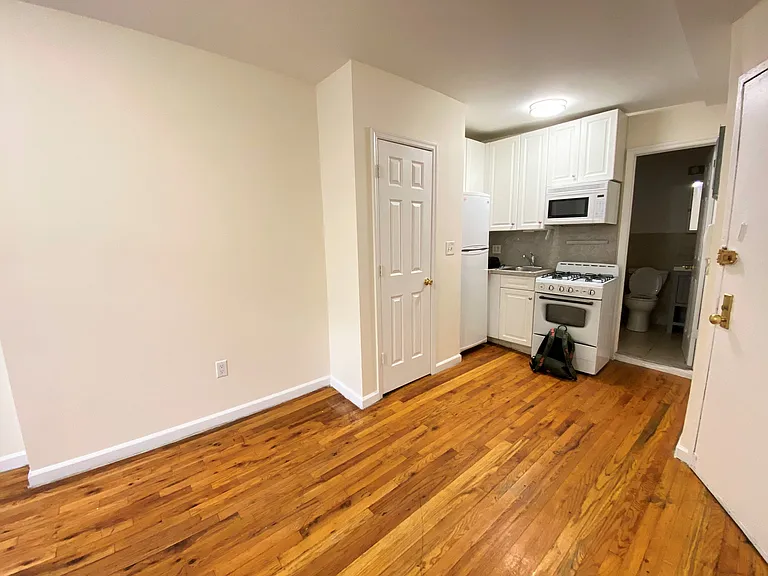 324 E 6th St #1 — Photo 2