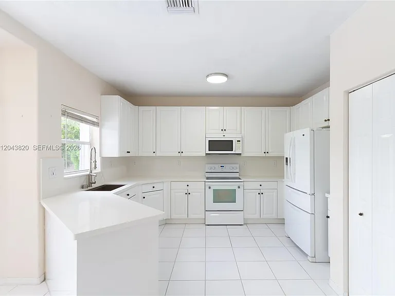 1473 SW 158th Ave — Photo 15