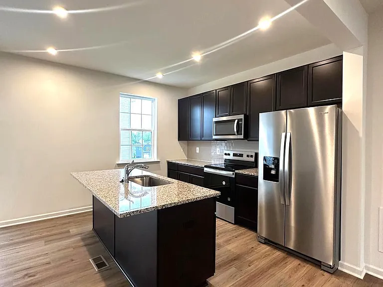 93 Stafford Pl — Photo 5