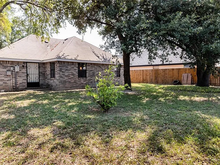 2203 E Coma Ave — Photo 24