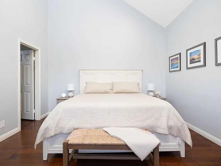 King Bedroom w/ ensuite bath