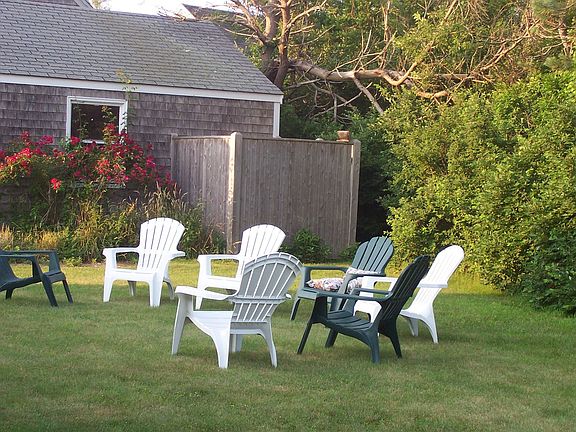 Back Yard - room to relax or play games with the kids!