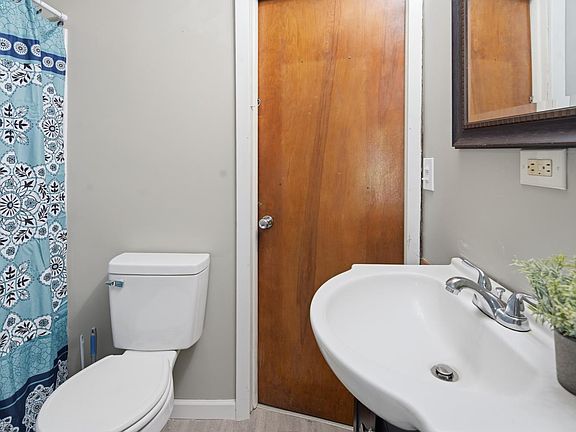 5th image of 740 N Wood St