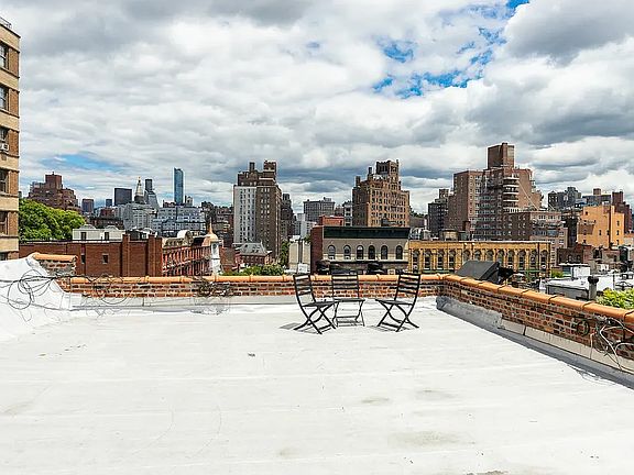 3rd image of 102 Christopher St APT 5e