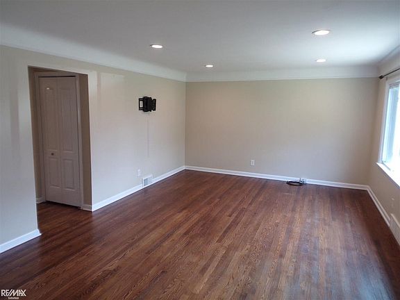 3rd image of 20307 Elizabeth St