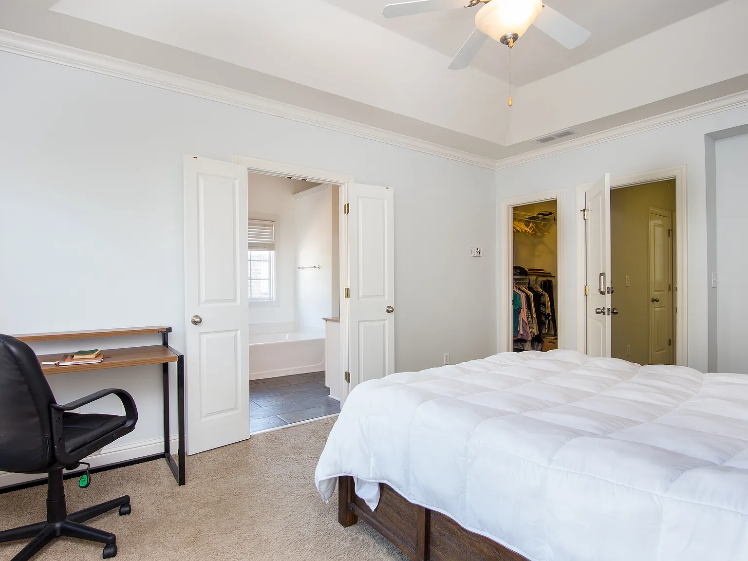 3 bed, 3.5 bath, 2338 sqft, $2,800 — Photo 4