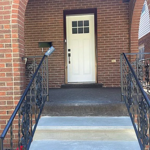 1677 Victoria Ave — Photo 2