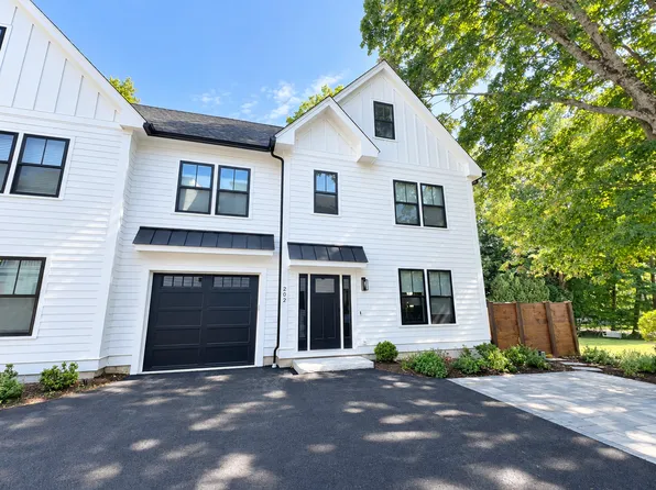 10 Webber Ave #202, Bedford, MA 01730