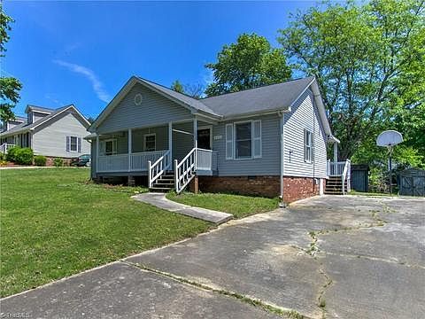 Driveway view picture of the home.