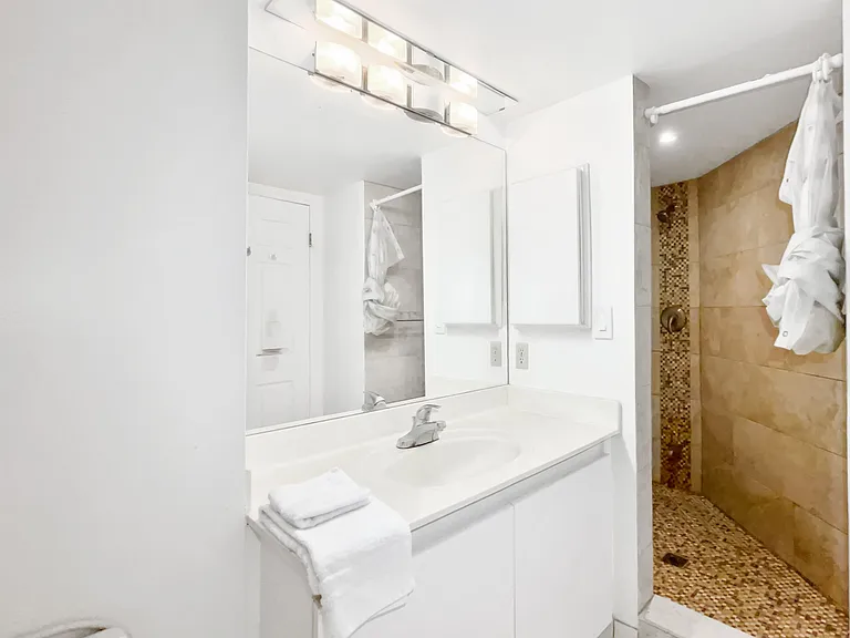 24 Wellesley St W #1113 — Photo 10
