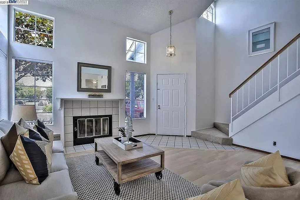 3 bed, 1388 sqft, $3,500 — Photo 2