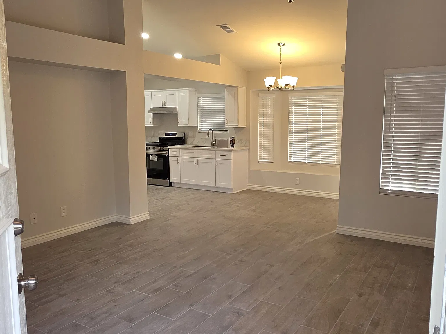 3 bed, 1044 sqft, $3,100 — Photo 3