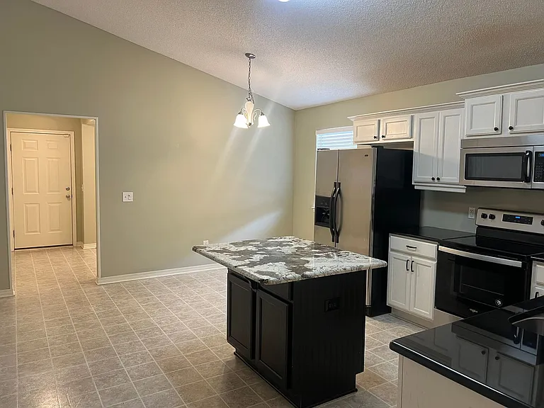 758 Mozingo Ln — Photo 4