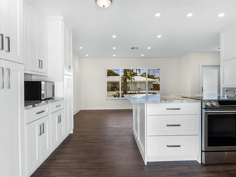 1041 SW 4th St — Photo 11