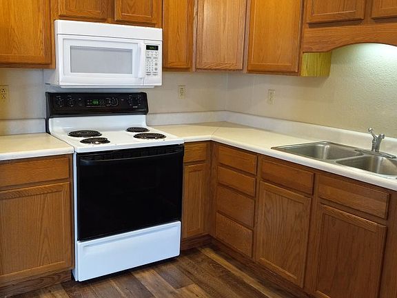 3rd image of 1611 1/2 Broadway St