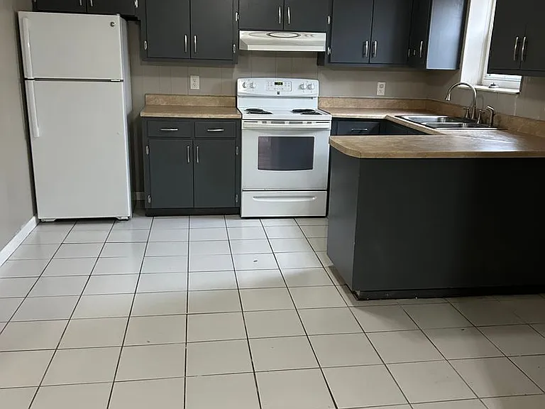 1485 Laura Dr — Photo 2