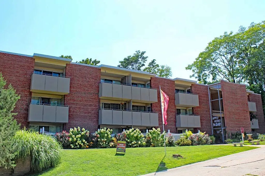 Geneva Apartments — Photo 4