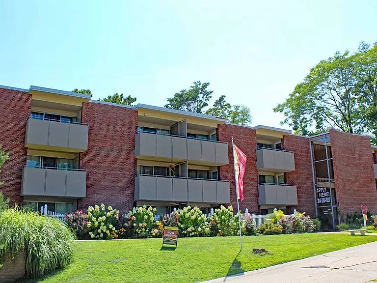 Geneva Apartments — Photo 4