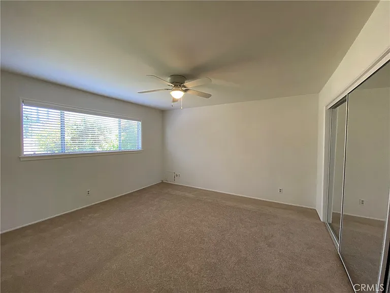551 W 40th St — Photo 10
